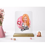 BK Gift Kişiye Özel Kadın Youtuber Karikatürlü Ahşap Standlı Çerçeve-2 (Beyaz)