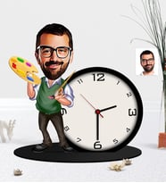 BK Gift Kişiye Özel Bay Ressam Karikatürlü Ahşap Biblo Masa Saati (Çok Renkli)