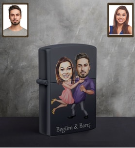 Kişiye Özel Sevgili Karikatürlü UV Baskılı Siyah Benzinli Çakmak Model 2
