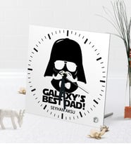 BK Gift Kişiye Özel Galaksinin En İyi Babası Masaüstü Kare Cam Saat-1 (Beyaz)