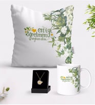 BK Gift Kişiye Özel Papatya Temalı En İyi Öğretmen Beyaz Kupa Yastık ve İsimli Papatya Kolye Hediye Seti-5 (Model 1)
