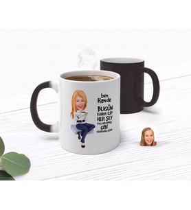 BK Gift Kişiye Özel Kadın Her Şey Yolundaymış Gibi Karikatürlü Sihirli Kupa Bardak-2 (Beyaz)