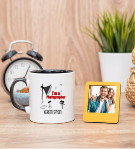Fotoğrafçı Siyah Kupa Bardak ve Sarı Mini Fotoğraf Çerçevesi