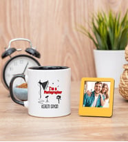 Fotoğrafçı Siyah Kupa Bardak ve Sarı Mini Fotoğraf Çerçevesi