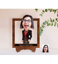 BK Gift Kişiye Özel Kadınlar Günü Dünyanın En Güzel Kadını Karikatürlü Ahşap Standlı 3D Biblo-30 (Beyaz)