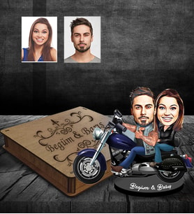 Kişiye Özel Motorcu Sevgili Karikatürlü Ahşap Biblo Kutulu Model 1