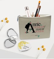 BK Gift Kişiye Özel Anne Demek Hayat Demek Keten Makyaj Çantası ve Kalp Ayna Hediye Seti (Model 1)