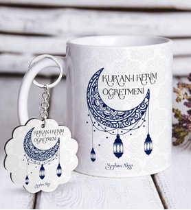 BK Gift Kişiye Özel Kur'an-ı Kerim Öğretmeni Beyaz Kupa ve Anahtarlık Hediye Seti (Model 1)