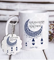 BK Gift Kişiye Özel Kur'an-ı Kerim Öğretmeni Beyaz Kupa ve Anahtarlık Hediye Seti (Model 1)