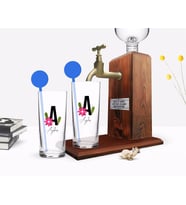BK Gift Kişiye Özel Renkli Baskılı Harf ve İsim Tasarımlı İkili Vodka Bardağı ve Ahşap Vodka Standı Hediye Seti-4 (Model 1)