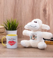 Sevgiliye Hediye Tarihli ve İsimli Sarı Kupa Bardak ve Peluş Koyun