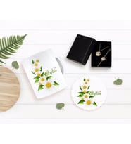 BK Gift Kişiye Özel Papatya Temalı Kupa Bardak Altlığı ve Kolye Bileklik Hediye Seti-8 (Model 1)