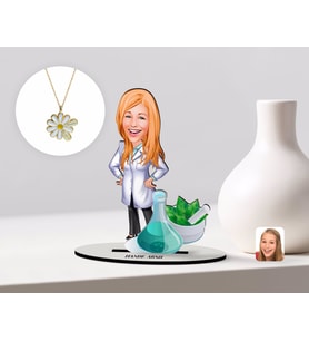 BK Gift Kişiye Özel Kadın Eczacı Karikatürlü 3D Ahşap Biblo ve İsimli Tarihli Papatya Kolye Seti-1 (Model 1)