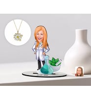 BK Gift Kişiye Özel Kadın Eczacı Karikatürlü 3D Ahşap Biblo ve İsimli Tarihli Papatya Kolye Seti-1 (Model 1)