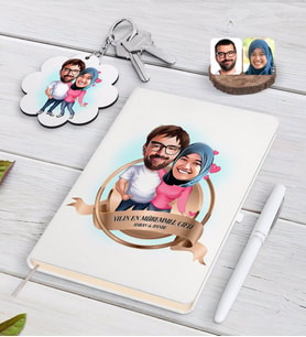 BK Gift Kişiye Özel Yılın En Mükemmel Çifti Karikatürlü Beyaz Defter Kalem ve Anahtarlık Hediye Seti-58 (Model 1)