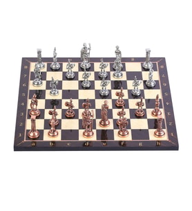 Orta Boy Metal Roma Satranç Takımı Antik ve Ceviz Desenli MDF Ahşap Satranç Tahtası (37x37 cm.) (Çok Renkli)