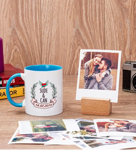 Çiftlere Özel İki İsimli ve Tarihli Mavi Kupa ve Ahşap Standlı Polaroid Set