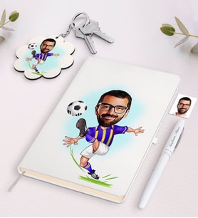 BK Gift Kişiye Özel Sarı Lacivert Futbolcu Karikatürlü Beyaz Defter Kalem ve Anahtarlık Hediye Seti (Model 1)