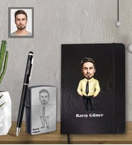 Kişiye Özel Öğretmen Karikatürlü  Siyah Defter Kalem Çakmak Hediye Seti  Bay-13 (Model 1)