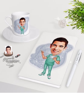 BK Gift Kişiye Özel Erkek Cerrah Karikatürlü Beyaz Defter Kalem Türk Kahvesi Fincanı Seti-1 (Model 1)