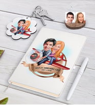 BK Gift Kişiye Özel Yılın En Mükemmel Çifti Karikatürlü Beyaz Defter Kalem ve Anahtarlık Hediye Seti-11 (Model 1)