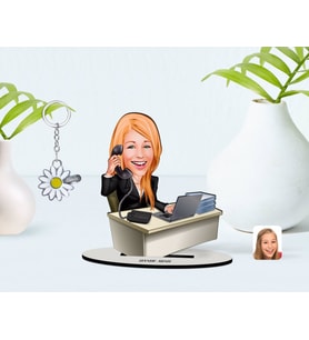 BK Gift Kişiye Özel Kadın Asistan Karikatürlü 3D Ahşap Biblo ve İsimli Silver Papatya Anahtarlık-1 (Model 1)