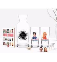 BK Gift Kişiye Özel Renkli Baskılı İsimli Erkek ve Kadın Karikatürlü İkili Rakı Bardağı Karaf ve Cep Kitabı Hediye Seti-1 (Model 1)