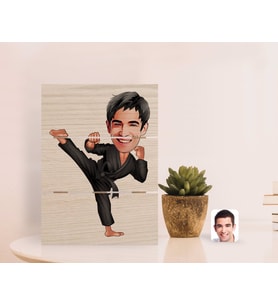 BK Gift Kişiye Özel Erkek Karateci Karikatürlü Otantik Masaüstü Ahşap Palet Çerçeve-1 (Beyaz)