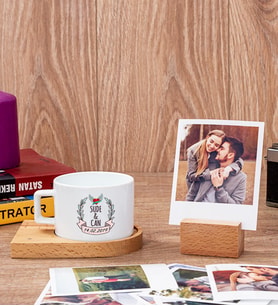 Çiftlere Özel İki İsimli ve Tarihli Fincan ve Ahşap Standlı Polaroid Set