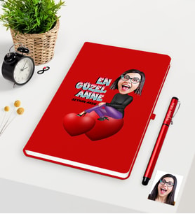 BK Gift Kişiye Özel En Güzel Anne Karikatürlü Kırmızı Defter Kalem Seti