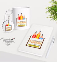 BK Gift Kişiye Özel Dünyanın En İyi Öğretmeni Kupa Anahtarlık Beyaz Defter Kalem Hediye Seti-20 (Model 1)