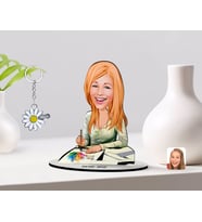 BK Gift Kişiye Özel Kadın Grafik Tasarımcı Karikatürlü 3D Ahşap Biblo ve İsimli Silver Papatya Anahtarlık-1 (Model 1)