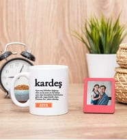 Kardeş Kelime Anlamı Beyaz Kupa Bardak ve Kırmızı Mini Fotoğraf Çerçevesi