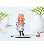 BK Gift Kişiye Özel Kadın Göz Doktoru Karikatürlü 3D Ahşap Biblo ve İsimli Silver Papatya Anahtarlık (Model 1)