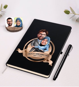 BK Gift Kişiye Özel Yılın En Mükemmel Çifti Karikatürlü Siyah Defter ve Kalem Hediye Seti-59