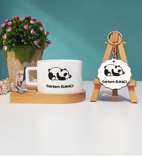 Uykucu Panda Tasarımlı Kişiye Özel Hediye Panda Ahşap Altlıklı Fincan ve Anahtarlık Hediye Seti