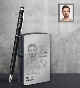 Kişiye Özel Öğretmen Karikatürlü Siyah Çakmak Kalem Hediye Seti Bay-2 (Model 1)