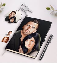 BK Gift Kişiye Özel Sevgililer Karikatürlü Siyah Defter Kalem Ve Anahtarlık Hediye Seti-37 (Model 1)
