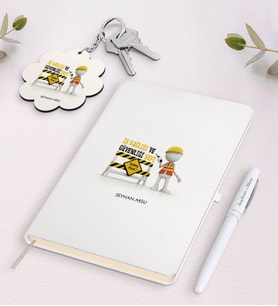 BK Gift Kişiye Özel İş Sağlığı Ve Güvenliği Şefi Beyaz Defter Kalem Ve Anahtarlık Hediye Seti (Model 1)
