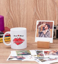 Sevgiliye Hediye Tarihli ve İsimli Beyaz Kupa ve Ahşap Standlı Polaroid Set