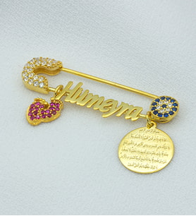 Else Silver Nazar Kaynaklı Pembe Taşlı Bebek Ayağı Sallantılı İsimli İğne (Y) (Gold)