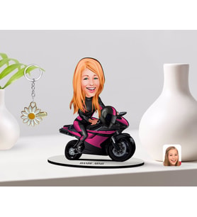 BK Gift Kişiye Özel Kadın Motorcu Karikatürlü 3D Ahşap Biblo ve İsimli Gold Papatya Anahtarlık (Model 1)