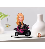 BK Gift Kişiye Özel Kadın Motorcu Karikatürlü 3D Ahşap Biblo ve İsimli Gold Papatya Anahtarlık (Model 1)