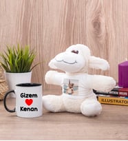 Sevgililere Özel İsim Yazılı Siyah Kupa Bardak ve Peluş Koyun