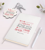 BK Gift Kişiye Özel İngilizce Öğretmeni Beyaz Defter Kalem Ve Anahtarlık Hediye Seti-6 (Model 1)