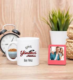 Yönetici Asistanı Beyaz Kupa Bardak ve Kırmızı Mini Fotoğraf Çerçevesi