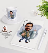 BK Gift Kişiye Özel Erkek Balıkçı Karikatürlü Beyaz Defter Kalem Türk Kahvesi Fincanı Seti (Model 1)