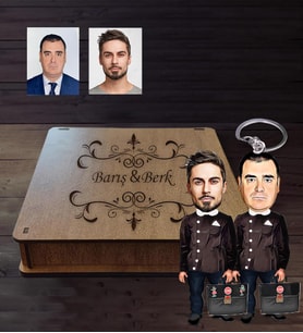 Kişiye Özel  Seksenler Siyah Önlük Karikatürlü Ahşap Anahtarlık Kutulu Erkek Arkadaş-1