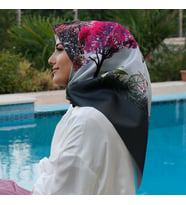 Çiçek Ve Bisiklet Desenli Dijital Tafta Eşarp (Füme)