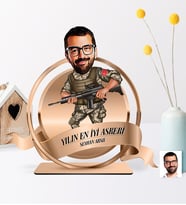 BK Gift Kişiye Özel Yılın En İyi Askeri Karikatürlü 3D Ahşap Biblo Plaket